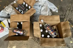 Salaspilī atklātas 11 tonnas nelegālā spirta; policija aicina celt apsūdzības diviem vīriešiem