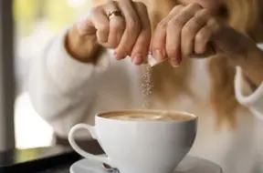 Saldinātāji pret cukuru: vai tiešām veselīgāka izvēle? Eksperti skaidro riskus un ieguvumus