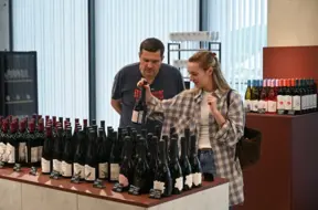 Sankciju ēna Krievijas vīna plauktos: vietējie vīni izspiež ārzemju konkurentus