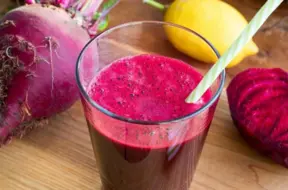 Sarkanais Supervaronis: 6 iemesli, kāpēc bišu sula ir tava veselības eliksīrs