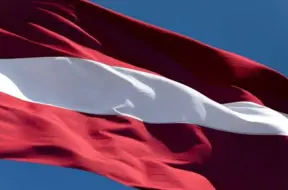 Sarkanbaltsarkanais lepnums: kā cienīgi lietot un kopt Latvijas valsts karogu