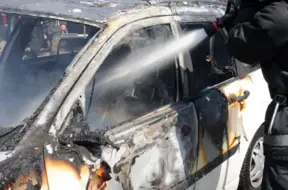 Šausmas Bauskas novadā: seniors sadeg savā automašīnā pēc smagas avārijas ar kravinieku