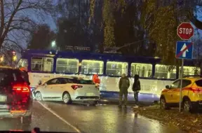 Šausminošs skats Pārdaugavā: Tramvajs saduras ar auto, priekšējā daļa pilnībā iznīcināta