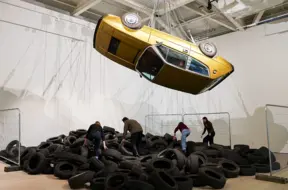 Sažī galerijas 40 gadi Londonā: Mūsdienu mākslas eksperimentu svinības