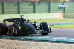 Serhio Peress ar Ferrari formulu aizvada pirmos vēsturiskos testus Cadillac komandā