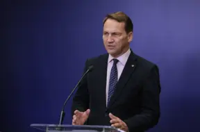 Sikorskis: Polija pagaidām atbrīvota no ES Migrācijas pakta saistībām Ukrainas bēgļu dēļ