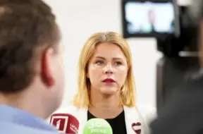 Siliņa aicina ZZS pārtraukt mītus par skolu slēgšanu, uzsverot jaunā finansēšanas modeļa nozīmi