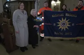 Simbolisks brīdis: NMPD jaunais svētku karogs iesvētīts Rīgas Domā pirms Latvijas dzimšanas dienas