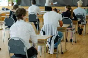 Skolēnu eksāmenu maratons 2026. gadā: ieviesti jaunumi, premjere Siliņa pauž neizpratni