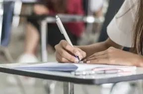 Skolu eksāmenu jaunumi: ko mainīs IZM un vai IELTS kļūs par alternatīvu angļu valodas pārbaudei?