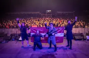 “Skyforger” noslēdz 30. jubilejas gadu ar patriotisku koncertu un videoklipu dziesmai “Vecie latvieši”