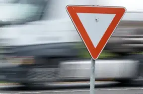 Smagā auto sadursmē Bauskas novadā bojāts vieglā auto vadītājs