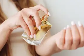 Smaržu radītās briesmas: ko patiesībā slēpj ikdienas kosmētika?