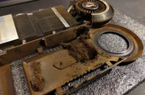 Smirdēja pēc cigarešu dūmiem: Youtube entuziasts atjauno 17 gadus vecu videokarti.