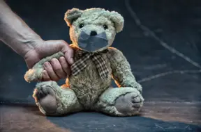 Šokējošs gadījums Rīgā: Māte un viņas partneris saņem bargu cietumsodu par sešus gadus veca zēna spīdzināšanu