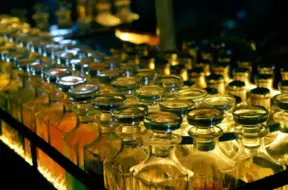 Spirta rūpnīcu Krievijā zaudējušais "Amber Beverage Group" apņemas segt nodokļu parādus pret VID