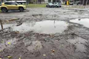 Stāvvieta kā kartupeļu lauks: kāpēc Latvijas ceļi ir bedraini un ko darīt autobraucējiem?
