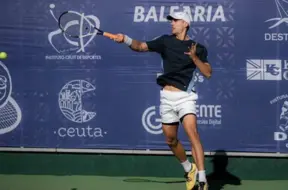 Štrombahs pārliecinoši uzsāk M25 turnīru Monastirā, atspēlējot visas breikbumbas