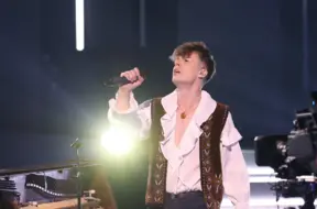 Sudden Lights solists un Rīgas dzintara koris atdzīvina trimdas dziesmu "Tauta tālumā"