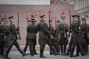Svinīgā godasardzes maiņa pie Brīvības pieminekļa: Lāčplēša dienā godināti Latvijas brīvības cīnītāji