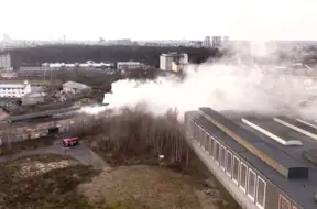 Teikā deg industriāla ēka: izmeklē aizdomīgus ugunsgrēka cēloņus