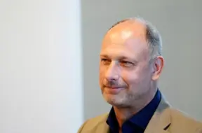 Tele2 valdes priekšsēdētājs Vancovičs atstāj amatu; stūri pārņem Arnis Priedītis