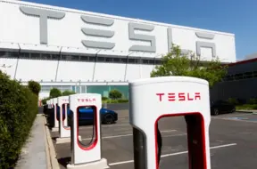 Tesla ASV tirgū zaudē apgriezienus: tirgus daļa zem 40%