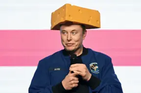 Tesla akcionāri apstiprina vēsturisku, triljona dolāru vērtu atalgojuma plānu Īlonam Maskam