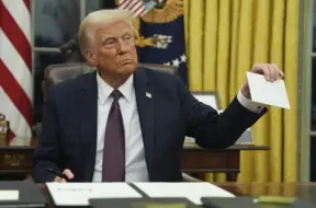 Trampa solījums par $2000 katram amerikānim pretī tarifu naudai: Finanšu ministrija skaidro ekonomiskos sarežģījumus