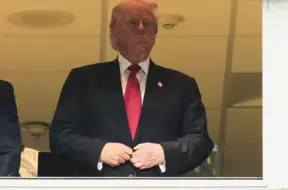 Tramps NFL spēlē izpelnās svilpienus: Vēsturiskais brīdis un politiskā polarizācija