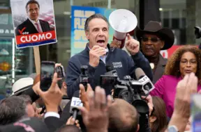 Tramps draud Ņujorkai ar finansējuma samazināšanu, Mamdani gūst uzvaru mēra vēlēšanās