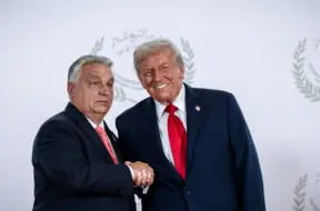 Tramps mēģina pārliecināt Orbānu atteikties no Krievijas naftas un gāzes, Ungārijai piešķirts gadu ilgs izņēmums