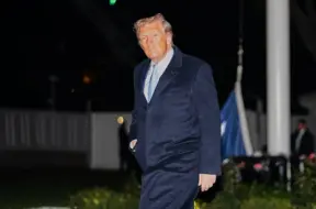 Tramps negaidīti aicina republikāņus balsot par Epstaina lietas dokumentu atklāšanu