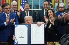 Tramps paraksta valdības finansēšanas likumu, izbeidzot rekordgaro dīkstāvi ASV