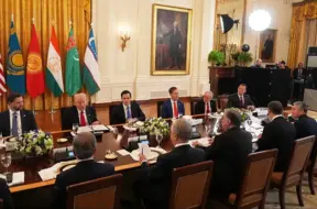 Trump un Centrālās Āzijas līderi veido jaunu stratēģisko partnerību Baltajā namā