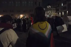 Tūkstošiem Latvijas iedzīvotāju protestē pret izstāšanos no Stambulas konvencijas