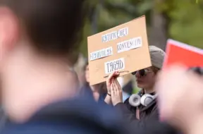 Tūkstošiem Latvijas un pasaules iedzīvotāju protestē pret izstāšanos no Stambulas konvencijas