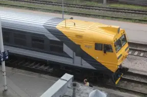 Tukumā zem vilciena pakritis un gājis bojā vīrietis