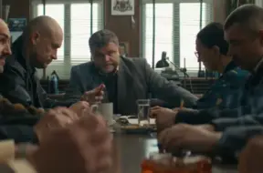 „Tumšzilais evaņģēlijs”: Aizraujoša krimināldrāma par deviņdesmitajiem gadiem