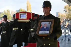 Turcija ar sērām atvadās no 20 militārpersonām, kas gāja bojā lidmašīnas katastrofā Gruzijā