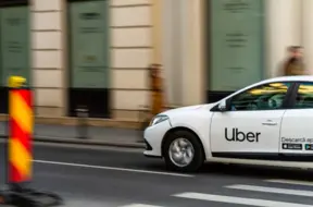 Uber piedāvā līdz pat 4000 dolāru bonusus autovadītājiem par pāreju uz elektroauto