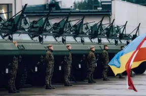 Ukrainas aizsardzības ministrs Ādažu bāzē saņem Latvijā ražotus "Patria" bruņutransportierus