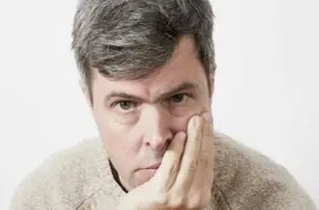 Ungāru-britu rakstnieks Deivids Šaloi saņem Bukera balvu 2025 par romānu "Flesh"