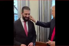VIDEO. Tramps Sīrijas prezidentam uzpūta savas jaunās smaržas un pajoko par sievām