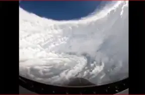 VIDEO. Viesulvētra "Melisa": lidmašīna, kas filmēja tās aci, par mata tiesu izglābās