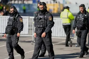 Vācijā aizturēts vīrietis par slepkavību platformas vadīšanu tumšajā tīklā; mērķu vidū Merkele un Šolcs