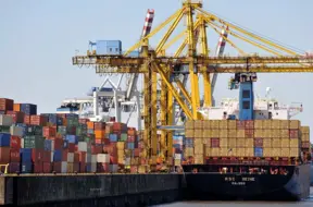 Vācijas tirdzniecības pārpalikums sarūk līdz 11 mēnešu zemākajam līmenim importa kāpuma dēļ
