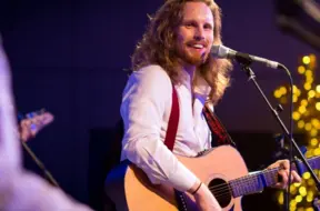 Vācu mūziķis Jorens Šteinhauers turpina grandiozo Latvijas koncertu tūri – nākamā pietura Piltenē