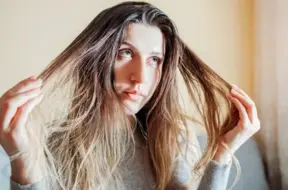 Vai var pieradināt matus mazāk taukoties? Izskaidrojam mītu un piedāvājam risinājumus