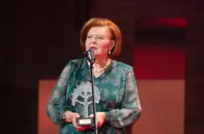 Vaira Vīķe-Freiberga nesagaidīta filmas pirmizrādē; bažas par veselības stāvokli